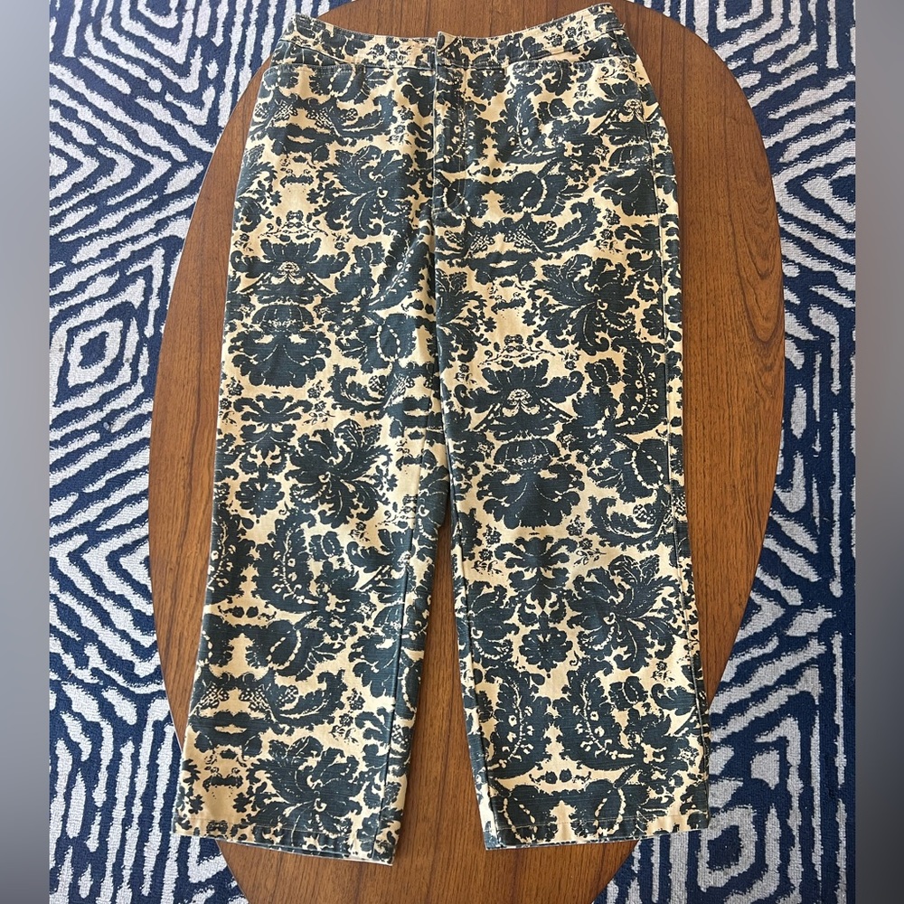 Liz Claiborne Jeans size 4, cream and black